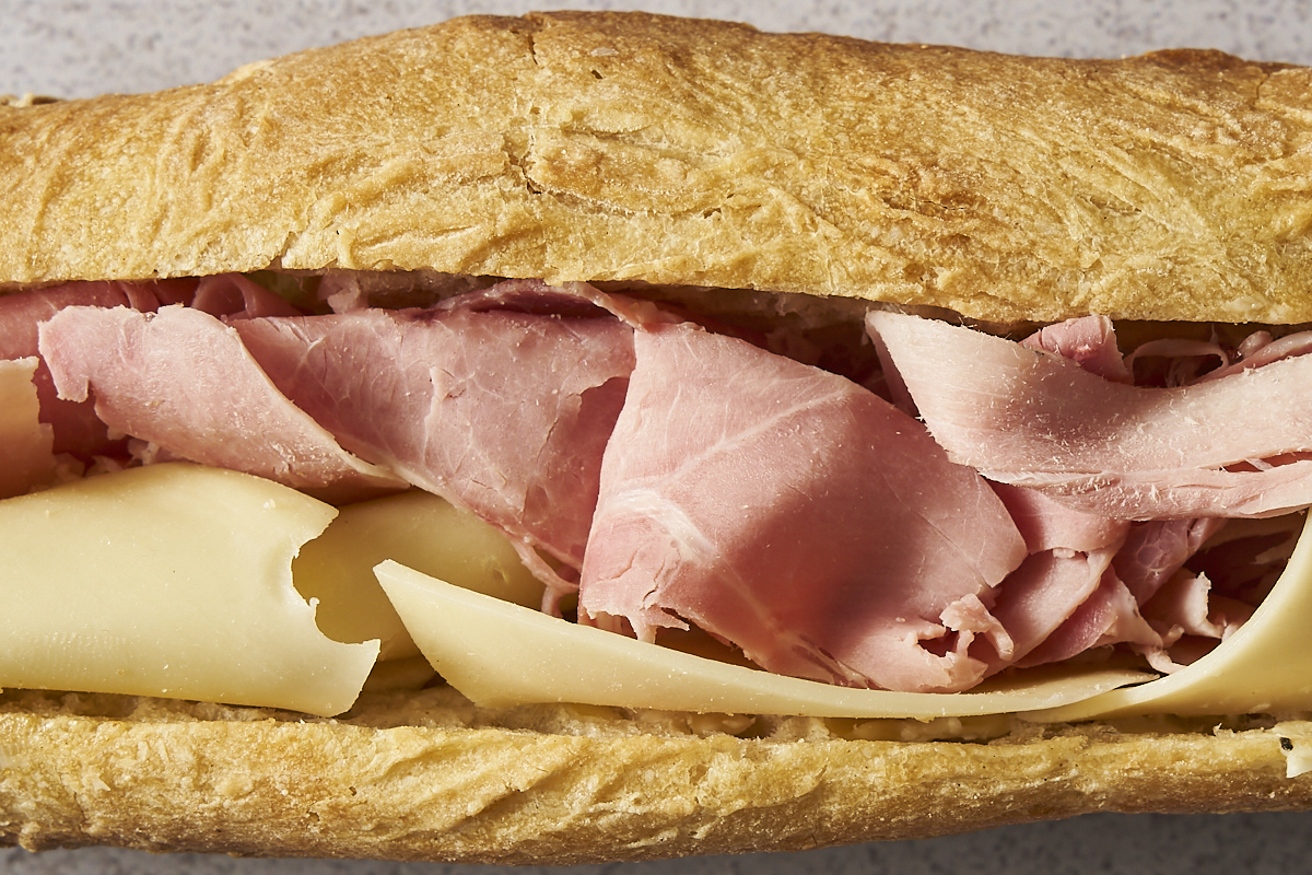La Parisienne : jambon cuit de la famille Mauriac, fromage et beurre demi-sel dans une baguette artisanale
