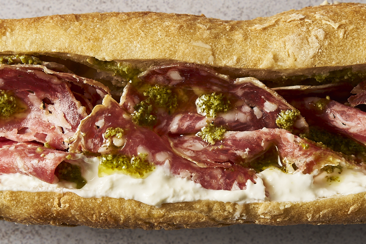 Le BBT : stracciatella, saucisson et pesto dans une baguette artisanale