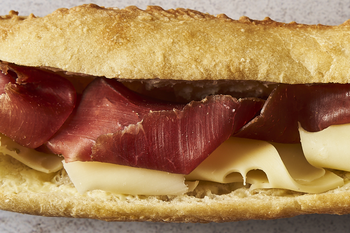 Le Sherpa : Bresaola — bœuf séché de Lombardie, Italie — fromage, beurre demi-sel